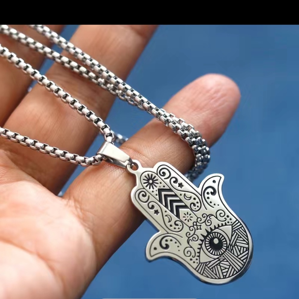 NWT Hamsa Hand Pendant